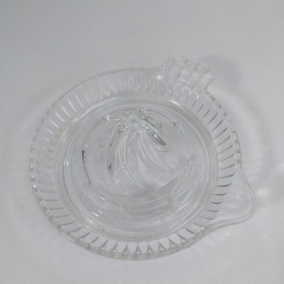 Vintage ~ Citrus Juicer ~ 5" Dia. Clear Glass ~ Reamer ~ Juicer ~ Handle & Spout - Picture 2 of 4
